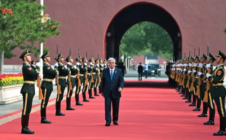托卡耶夫总统出席北京抗战胜利80周年阅兵及习近平