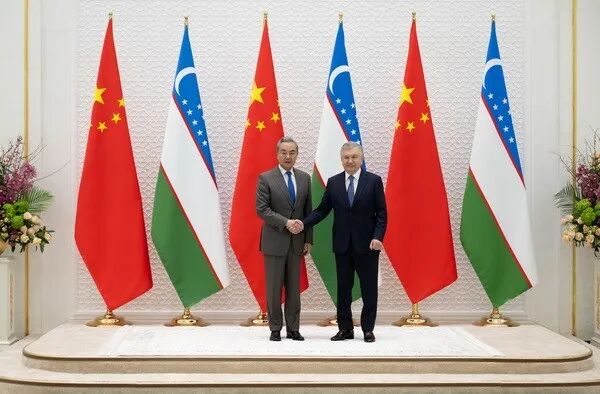 <strong>乌兹别克斯坦总统米尔济约耶夫会见中共中央政治局委员、外交部长王毅</strong>